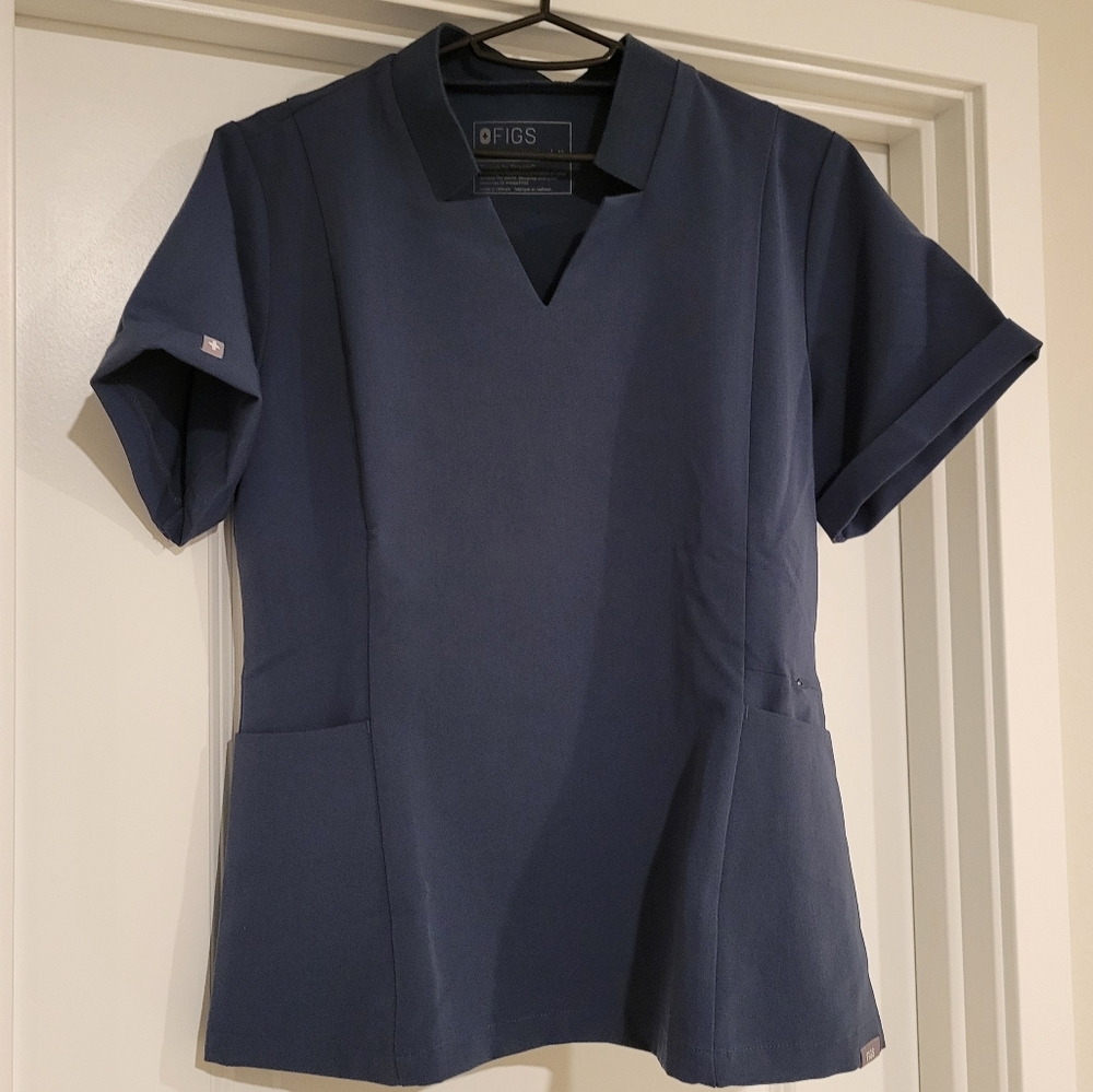 Inala Slim scrub top in medium